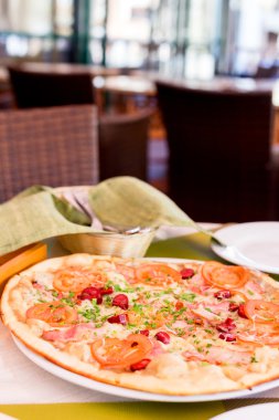 Otantik pizza domates, füme sosis, pastırma ve maydanoz ile
