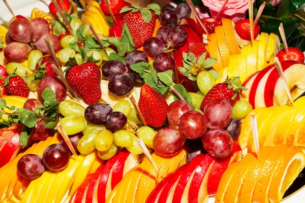 Authentic buffet, assorted fresh fruits, berries and citrus frui — Stock Photo, Image