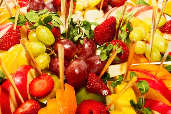 Authentieke Buffet Geassorteerde Vers Fruit Bessen Citrusvruchten Ochtend Sfeerverlichting Modieuze — Stockfoto