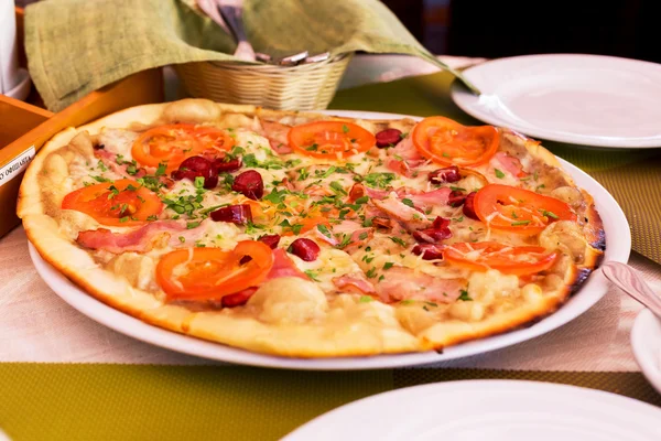 Pizza autêntica com tomate, salsicha defumada, bacon e salsa — Fotografia de Stock