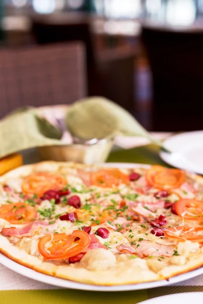Pizza Autêntica Com Tomate Salsicha Defumada Bacon Salsa Iluminação Atmosférica — Fotografia de Stock