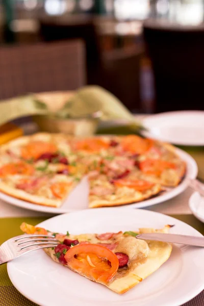 Autentická pizza s rajčaty, klobásou, slaninou a petrželkou — Stock fotografie