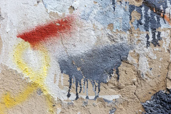 Hooligan manchó pintar las paredes del viejo edificio. Paisaje —  Fotos de Stock