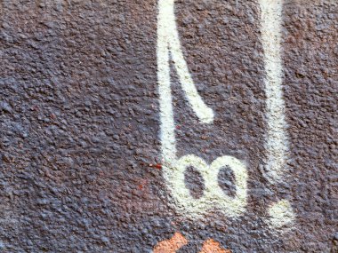 eski bina duvarları boya bulaşmış holigan. manzara 