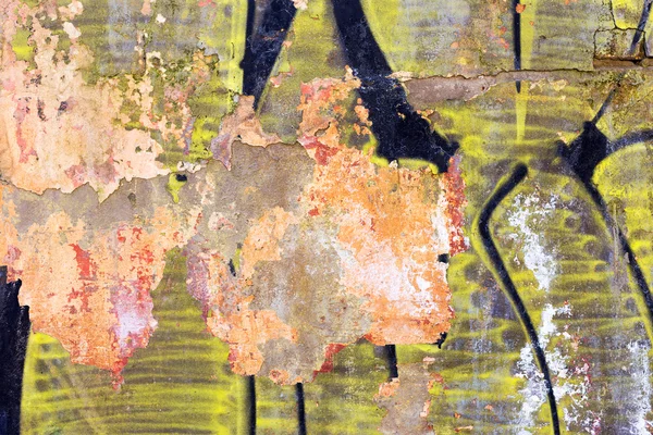 Huligan utsmetad Måla väggarna i den gamla byggnaden. landskap — Stockfoto