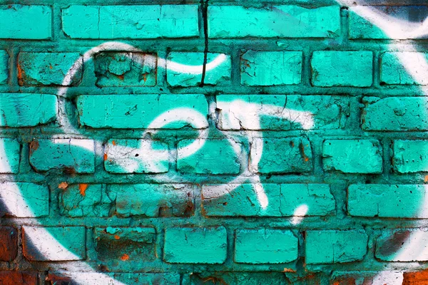 Χούλιγκαν αλείψει χρωματίστε τους τοίχους του παλαιού κτιρίου. τοπίο — Φωτογραφία Αρχείου