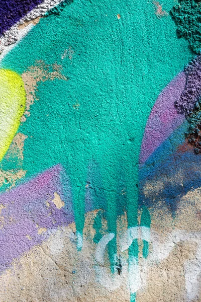 Hooligan spalmato dipingere le pareti del vecchio edificio. Paesaggio — Foto Stock