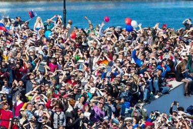 Sevastopol, Crimea - 9 Mayıs 2015: Birçok insan onuruna Zafer Bayramı, 70 yıldönümü 9 Mayıs 2015 yılında Sevastopol geçit töreni izlerken