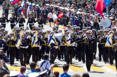 Sevastopol, Crimea - 9 Mayıs 2015: Birçok insan onuruna Zafer Bayramı, 70 yıldönümü 9 Mayıs 2015 yılında Sevastopol geçit töreni izlerken