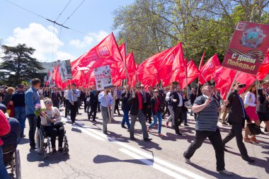 Sevastopol, Crimea - 9 Mayıs 2015: Zafer Bayramı, 9 Mayıs 2015, Sivastopol 70 yıldönümü onuruna tören sütunlarda insanlar