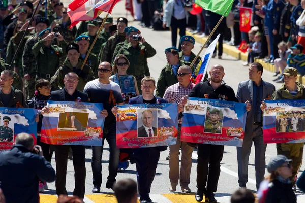 SEVASTOPOL, CRIMEA - MAY 9, 2015: People are columns in the Parade in honor of the 70th anniversary of Victory Day, May 9, 2015 in Sevastopol — Stock Photo, Image