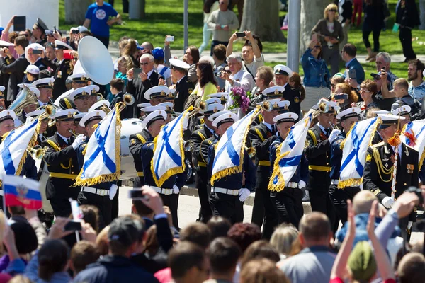 Sevastopol, Crimea - 9 mei 2015: Mensen zijn kolommen in de Parade ter ere van de 70e verjaardag van de dag van de overwinning, 9 mei 2015 in Sevastopol — Stockfoto