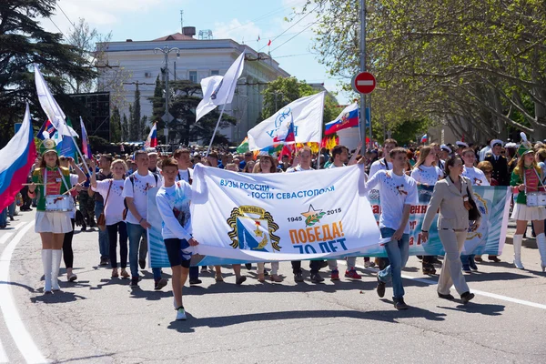 SEVASTOPOL, CRIMEA - MAY 9, 2015: People are columns on parade in honor of the 70th anniversary of Victory Day, May 9, 2015, Sevastopol — Stock Photo, Image