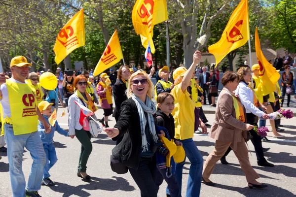 Sevastopol, Crimea - 9 Mayıs 2015: Zafer Bayramı, 9 Mayıs 2015, Sivastopol 70 yıldönümü onuruna tören sütunlarda insanlar — Stok fotoğraf