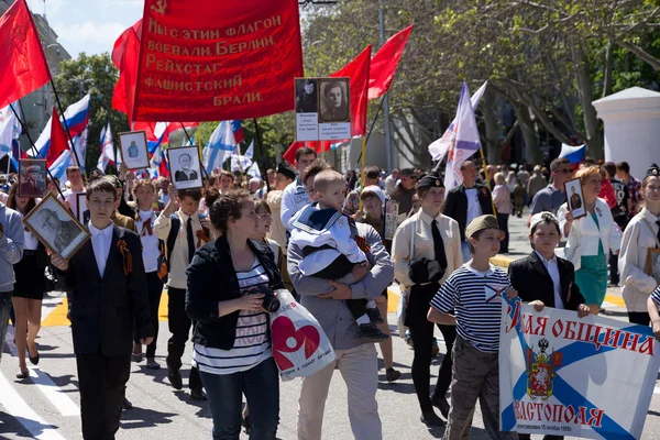 SEVASTOPOL, CRIMEA - MAY 9, 2015: People are columns on parade in honor of the 70th anniversary of Victory Day, May 9, 2015, Sevastopol — Stock Photo, Image