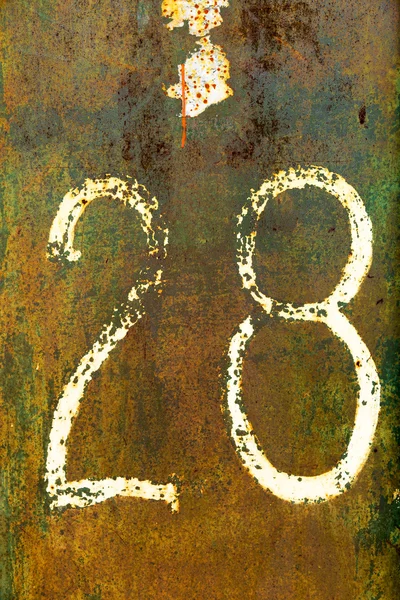 Creativ colorat ruginit numărul porții cu vopsea verde crăpată — Fotografie, imagine de stoc