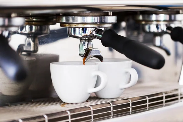 Making coffee in the coffee machine. Morning atmospheric lightin — Stock Photo, Image