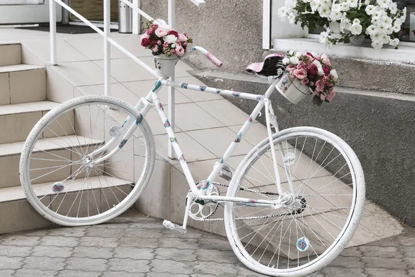 Bouquet creativo di fiori artificiali colorati su vecchio bianco bic — Foto Stock