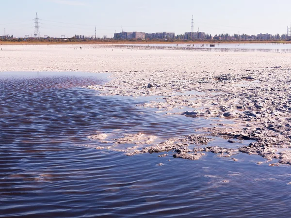 Sal petrificada hecha de estuario rojo seco. Kuyalnik en Odessa, Ucrania — Foto de Stock