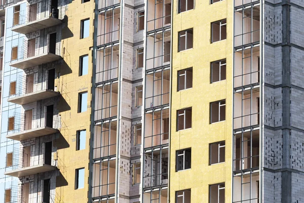 Uppförandet av byggnaden med yttre isolering — Stockfoto