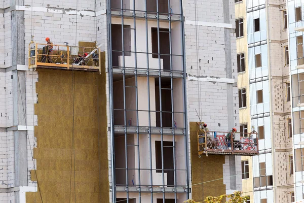 ODESSA - 8 DE SEPTIEMBRE: trabajos de aislamiento térmico de fachada con tapón —  Fotos de Stock