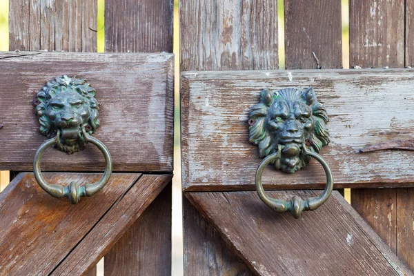 Vintage metal wrought iron door handle on an old wooden door — 图库照片