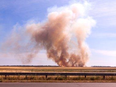 Çölde yoğun duman ve yangın yerleşim Durin'in yakın: