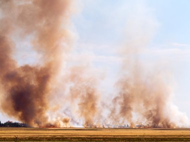 Çölde yoğun duman ve yangın yerleşim Durin'in yakın: