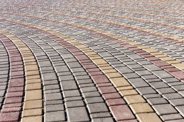 El camino urbano está pavimentado con bloques de piedra, pasarela de adoquines. S — Foto de Stock