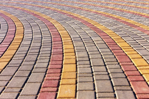 El camino urbano está pavimentado con bloques de piedra, pasarela de adoquines. S — Foto de Stock