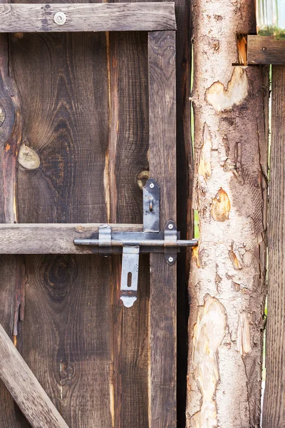 Old lock on the old wooden door with wooden texture, selective f — Stock Photo, Image