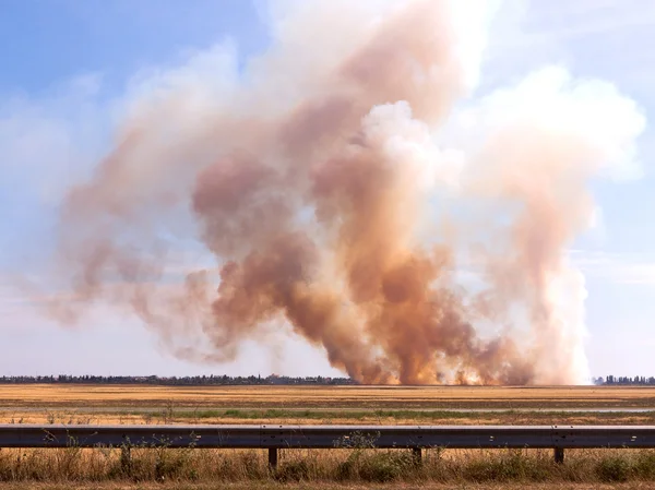 Çölde yoğun duman ve yangın yerleşim Durin'in yakın: