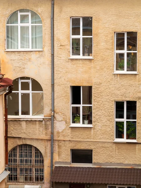Οδησσός, 21 Αυγούστου: τα παράθυρα και οι στέγες των παλιών σπιτιών φώ — Φωτογραφία Αρχείου