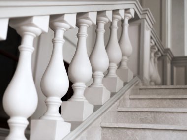 yumuşak natur dekoratif elemanları ile beyaz mermer merdiven