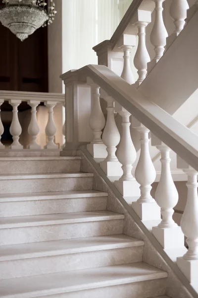 Escalier de marbre blanc avec des éléments décoratifs en nature douce — Photo