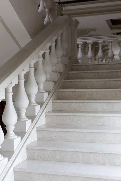 Yumuşak natur dekoratif elemanları ile beyaz mermer merdiven — Stok fotoğraf