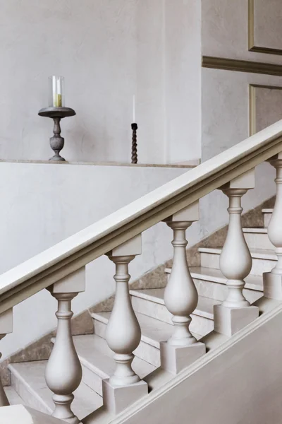 Escadaria de mármore branco com elementos decorativos em natur macio — Fotografia de Stock