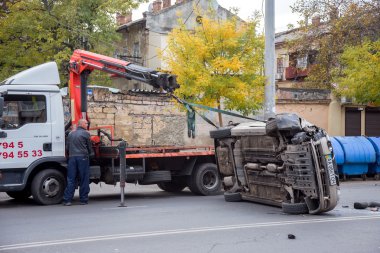 Odessa, Ukrayna - 24 Ekim 2015: araba hauler alır sonra bir