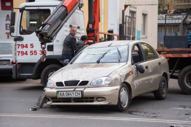 Odessa, Ukrayna - 24 Ekim 2015: araba hauler alır sonra bir