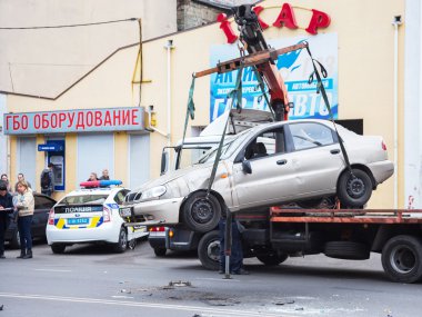 Odessa, Ukrayna - 24 Ekim 2015: araba hauler alır sonra bir