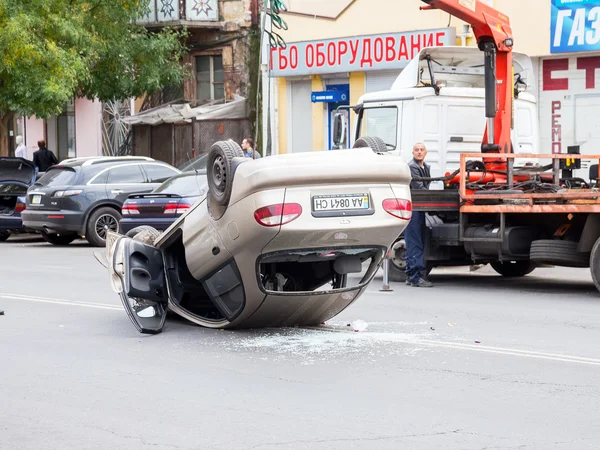 Odesa, Ukraina - 24 oktober 2015: bil dumper plockar upp efter en — Stockfoto