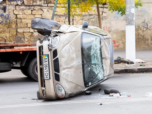 ODESSA, UCRÂNIA - OUTUBRO 24, 2015: carro transportador pega depois de um — Fotografia de Stock