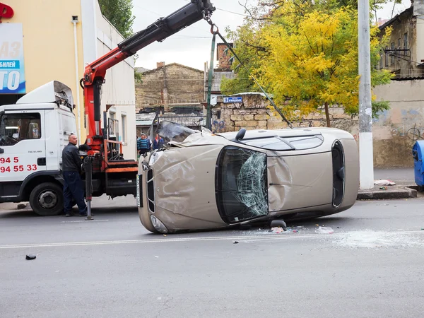 ODESSA, UCRANIA - 24 DE OCTUBRE DE 2015: transportista de automóviles recoge después de un —  Fotos de Stock