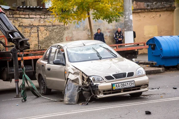 ODESSA, UCRANIA - 24 DE OCTUBRE DE 2015: transportista de automóviles recoge después de un —  Fotos de Stock