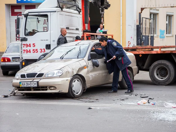 ODESSA, UKRAINE - 24 ОКТЯБРЯ 2015: Автомобильный перевозчик забирает после — стоковое фото