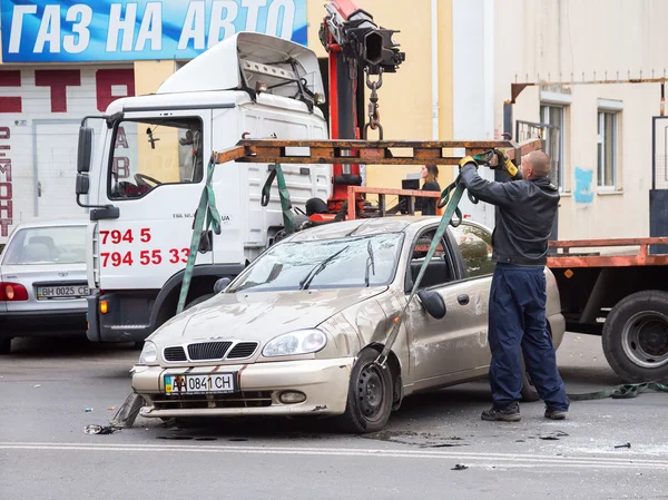 ODESSA, UCRANIA - 24 DE OCTUBRE DE 2015: transportista de automóviles recoge después de un —  Fotos de Stock