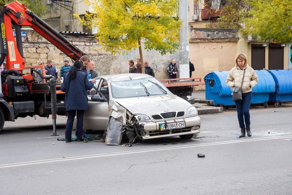 ODESSA, UCRÂNIA - OUTUBRO 24, 2015: carro transportador pega depois de um — Fotografia de Stock