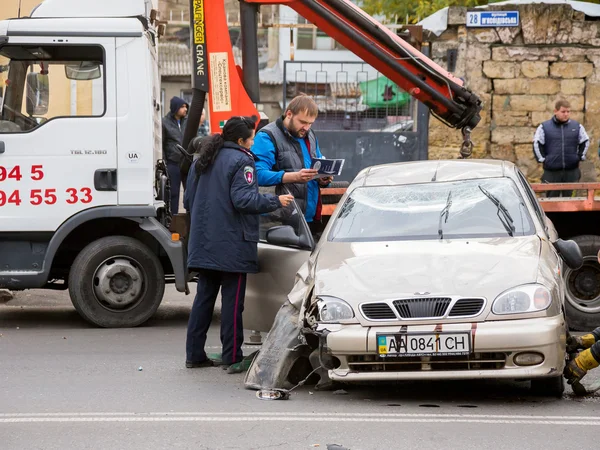 ODESSA, UCRÂNIA - OUTUBRO 24, 2015: carro transportador pega depois de um — Fotografia de Stock