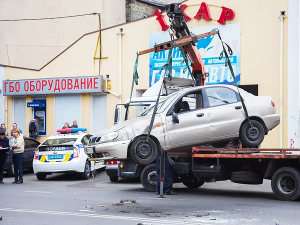 ODESSA, UCRANIA - 24 DE OCTUBRE DE 2015: transportista de automóviles recoge después de un —  Fotos de Stock