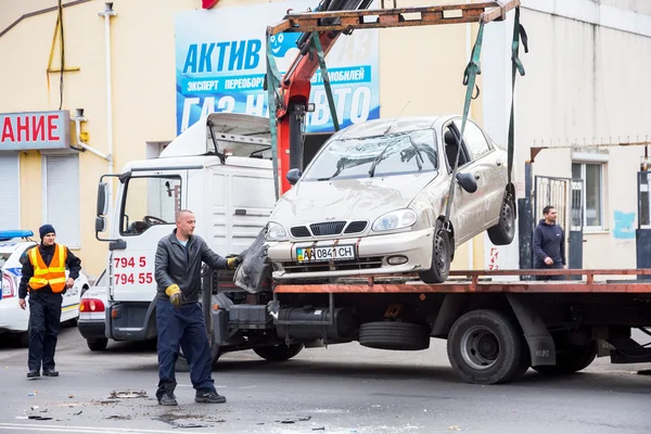 ODESSA, UCRANIA - 24 DE OCTUBRE DE 2015: transportista de automóviles recoge después de un —  Fotos de Stock